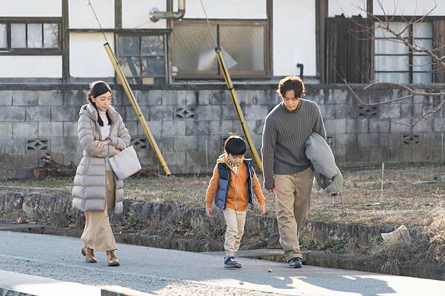 安藤櫻（左）和窪田正孝（右）在片中飾演夫妻，窪田因意外過世後，安藤發現他用的是假身分。（政駒提供）