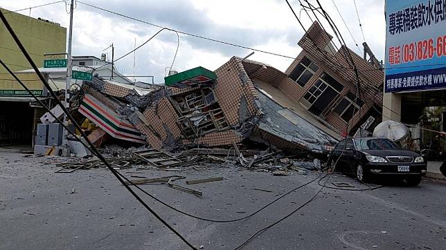 台中6.8地震導致花蓮玉里超商三層建築倒塌。（圖／記者爆料網）