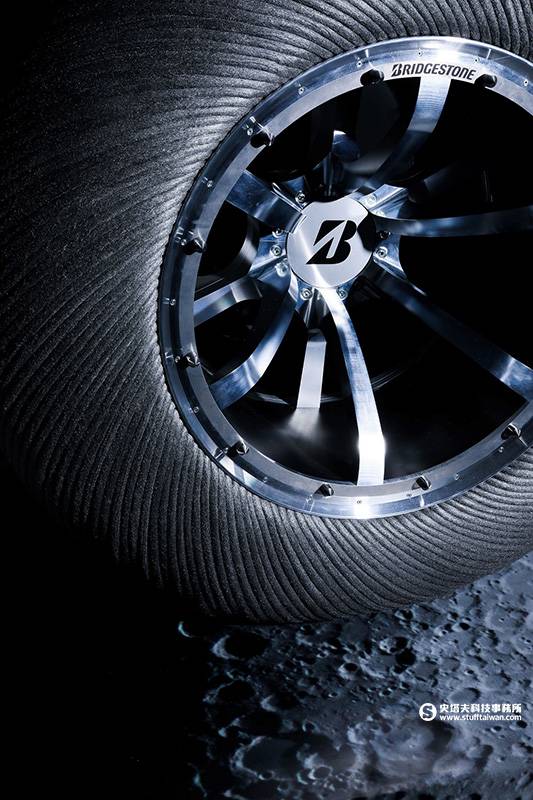在太空極端地形和氣候下，日本普利司通提供月球地形車輪胎的卓越功能和安全。(照片提供_日本普利司通)