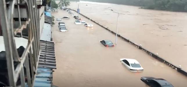 西連日降下豪雨，多地爆發嚴重淹水災情。圖／翻攝自微博「南方都市報」