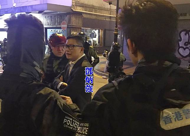 新任警務處處長鄧炳強現身理大外巡視現場情況。
