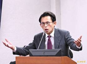 立委黃國昌痛批內閣改組是「大笑話」。(記者方賓照攝)