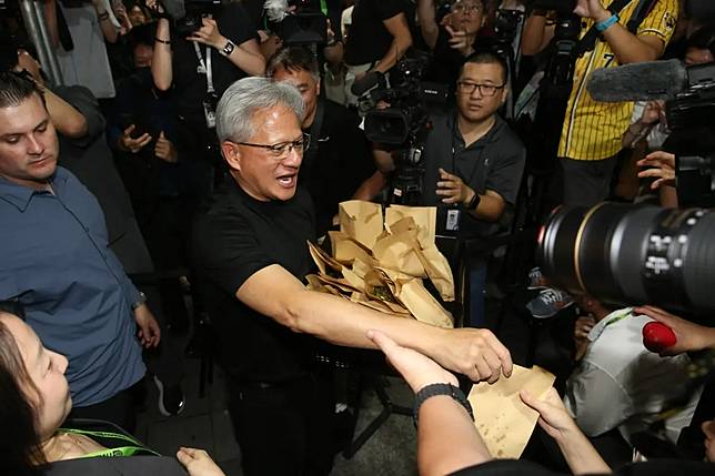 輝達執行長黃仁勳發送點心給在場的媒體及粉絲。（圖╱記者邱曾其攝）