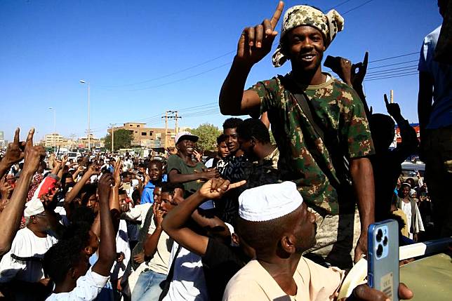 This photo taken on Jan. 11, 2025 shows people celebrating the Sudanese army's retaking of Wad Madani, the capital city of Gezira State in central Sudan, in Omdurman, north of the capital Khartoum, Sudan. The Sudanese Armed Forces (SAF) on Saturday recaptured Wad Madani, the capital city of Gezira State in central Sudan, from the paramilitary Rapid Support Forces (RSF), the office of the SAF spokesperson said in a statement. (Photo by Mohamed Khidir/Xinhua)