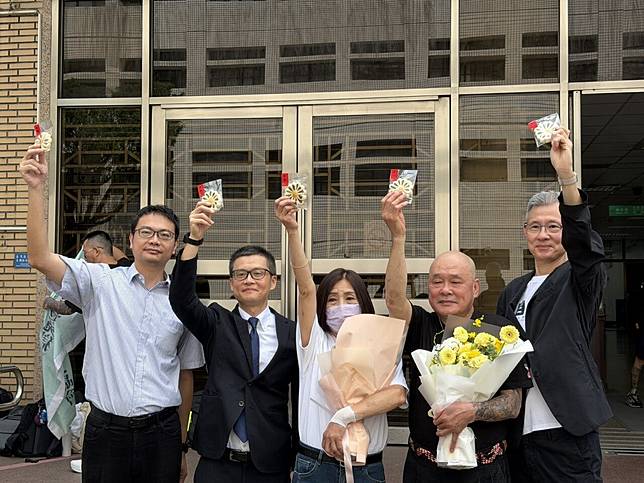 蘇耀輝（右二）被控殺人未遂終獲清白，與妻子（右三）、律師葉建廷（右一）、簡銘昱（左一）、洪維德（左二）拿菊花餅合影。記者林孟潔／攝影