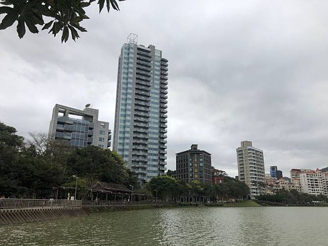 「璞真水寓」(左)為內湖碧湖畔第一排豪廈，緊鄰豪宅碧湖畔。台灣房屋提供