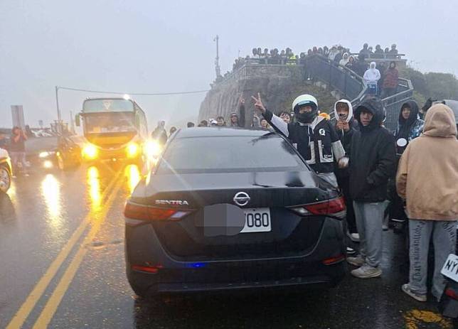 黑色轎車違規停在武嶺亭階梯前的台14甲線大馬路上，車上人員就消失不見，嚴重影響交通。(民眾提供)