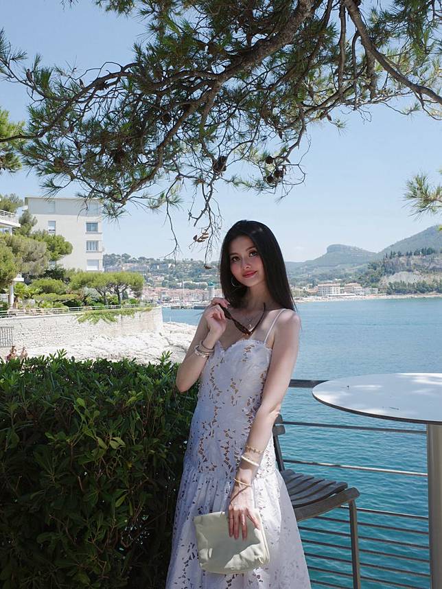 廖思惟穿了一套白色鏤空長洋裝，仙氣飄飄。（翻攝trinityliao IG）