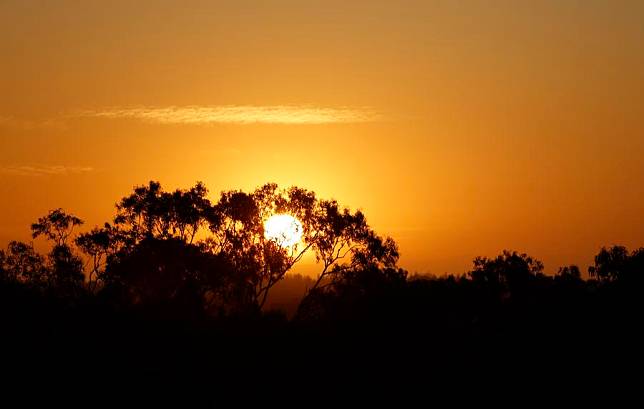 This photo taken on Dec. 31, 2024 shows the sunset scenery in Perth, Australia. (Xinhua/Ma Ping)