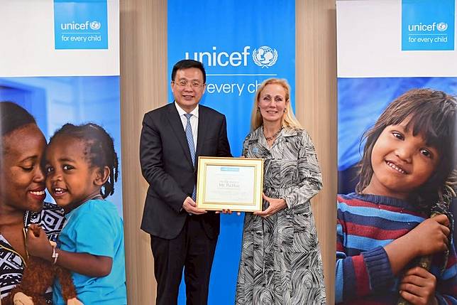 Kitty van der Heijden, deputy executive director of the United Nations Children's Fund (UNICEF), presents President of Xinhua News Agency Fu Hua with a certificate of appreciation to recognize his support and contribution to UN children's initiatives at the global headquarters of the UNICEF in New York, June 13, 2024. (Xinhua/Li Rui)