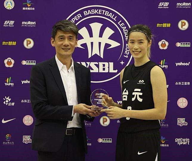 台元女籃執行教練邱啟益（左）獲選最佳教練，當家球星林文佑（右）則連莊最佳進步獎。（中華籃協提供）