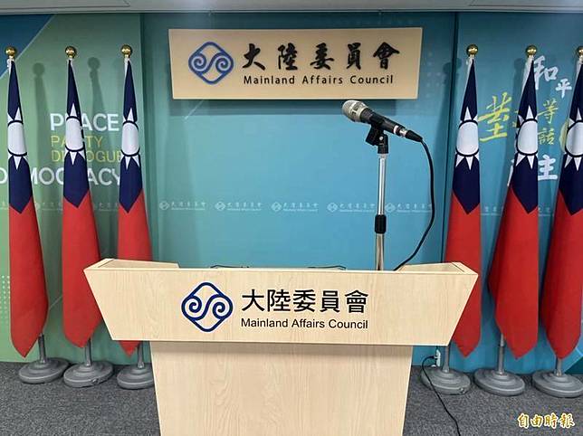 陸委會今日強調，退休軍公教在中國設有戶籍或領用護照，會停止領月退俸權利，直到恢復台灣人民身分為止，兩岸條例26條有相關規定。 (資料照)