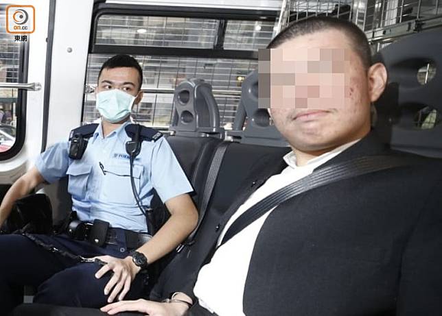 賴雲龍(右)今早由警車押到法庭。(黃偉邦攝)