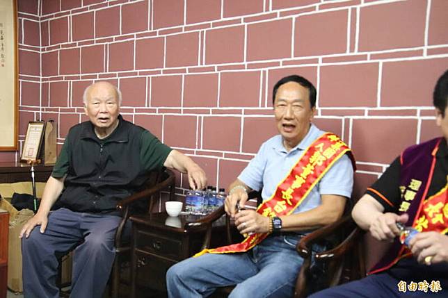 前台灣省主席林光華(左起往右)今天下午看到來訪的鴻海創辦人郭台銘一落座就急著拿起水要喝，且馬上喝完1瓶，脫口而出就是「很辛苦喔，全世界都在看！」(記者黃美珠攝)