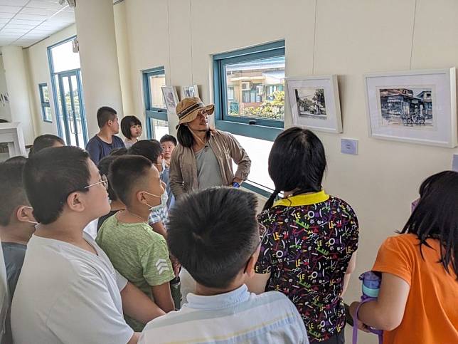 白河張慶芳紀念圖書館舉辦藝文展出，安排藝術家羅宇成為作品導覽解說。（白河公所提供）