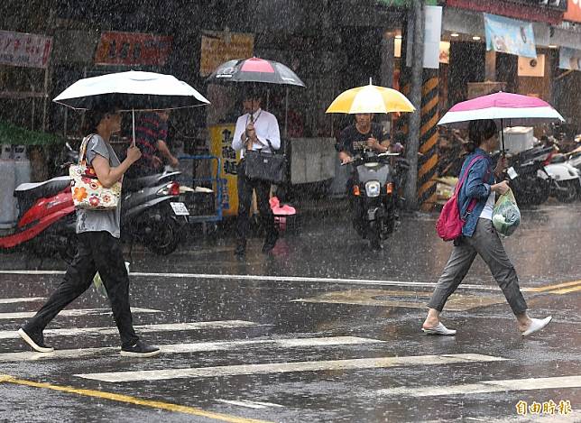 由於對流雲系發展旺盛，氣象局今下午針對部分縣市發布豪雨特報。(記者朱沛雄攝)