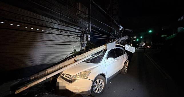 苗栗男夜市喝酒至清晨！醉駕自撞電桿　路燈插入騎樓驚醒居民