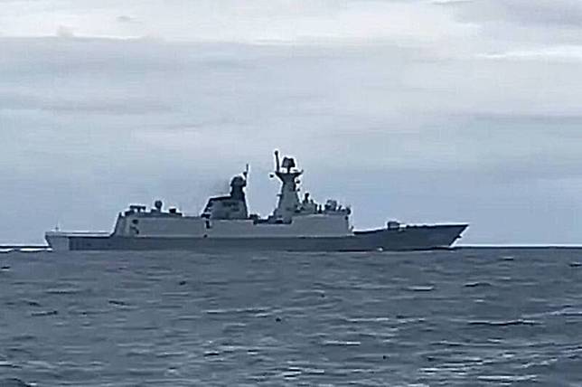 中共護衛艦在東北角外海，經查是中國海軍的054A型飛彈護衛艦「515濱州號」。(釣友提供)