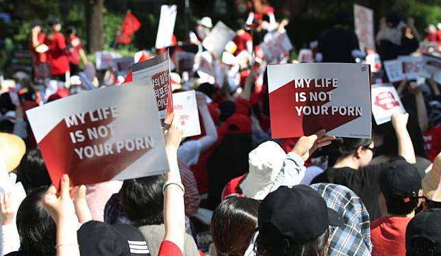 2018年7月，面對國內層出不窮的偷拍事件以及有關單位的消極態度，上萬南韓民眾集結在首爾街頭，高舉「我的人生不是你的A片」牌子抗議。 美聯社 / 達志影像