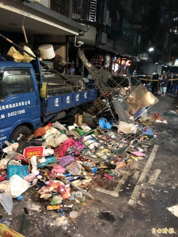 新北市板橋區深夜發生氣爆事件，現場一片凌亂。(記者吳仁捷攝)