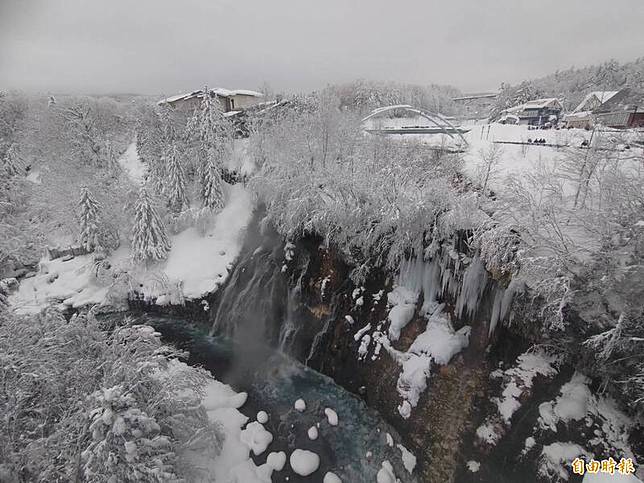 北海道美瑛町白鬚瀑布發生男子摔落意外。圖為白鬚瀑布2022年底影像。(資料照)