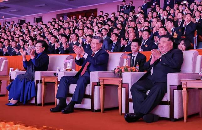    ▲習近平與夫人彭麗媛都戴上眼鏡欣賞表演。（圖／翻攝自北韓朝中社官網）  
