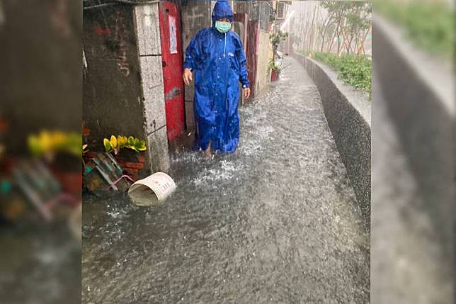 高雄市今晚大雷雨狂炸，鳳山等區18處道路積淹水，甚至淹進民宅內。(本報合成)