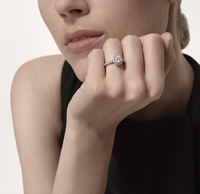 Cartier Destinée單鑽戒指，950/1000鉑金，鑲嵌一顆圓形明亮式切割鑽石，備有0.50至4.99克拉鑽石；並鋪鑲上圓形明亮式切割鑽石，寶石的克拉重量和數量，以及作品尺寸將視乎您訂購作品的大小而異。