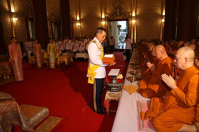 ในหลวง-พระราชินี ทรงบำเพ็ญพระราชกุศลถวายผ้าพระกฐิน วัดเทพศิรินทราวาส