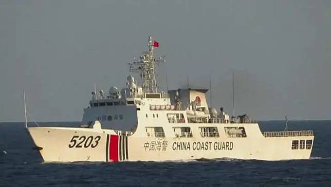 菲國媒體報導，中國海警船「5203號」在海上「攔截」、「搶奪」菲國海軍在中業島(Pag-asa Island)附近打到的一塊「不明漂浮物」。   圖：翻攝陸網/騰訊(資料照片)