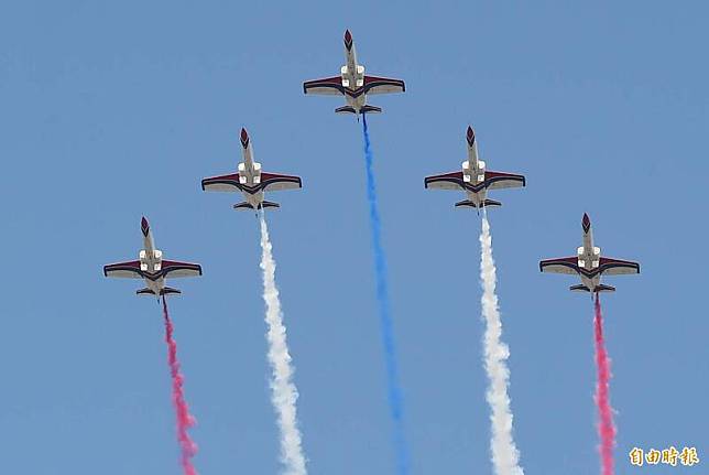 國慶展演29日舉行第二次空中兵力(全兵力)預校，空軍雷虎特技小組5架AT-3教練機施放象徵國旗顏色的紅藍白彩煙飛越總統府上空。(記者廖振輝攝)