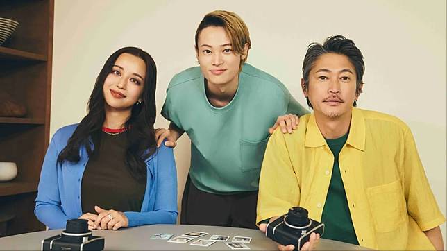 窪塚洋介（右）一家三口拍攝GU全新形象片。品牌提供