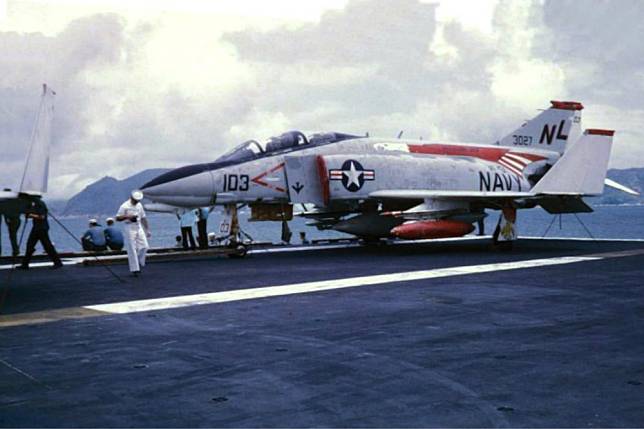 越戰期間美國海軍主力戰機之一：F-4B「幽靈」戰機。（圖片取自美國海軍）