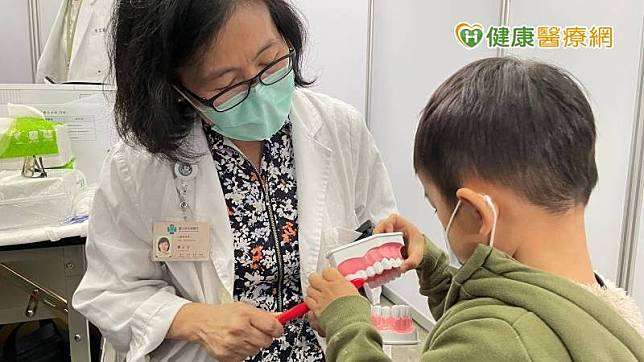 口腔醫學部劉正芬主任教導兒童正確刷牙方式