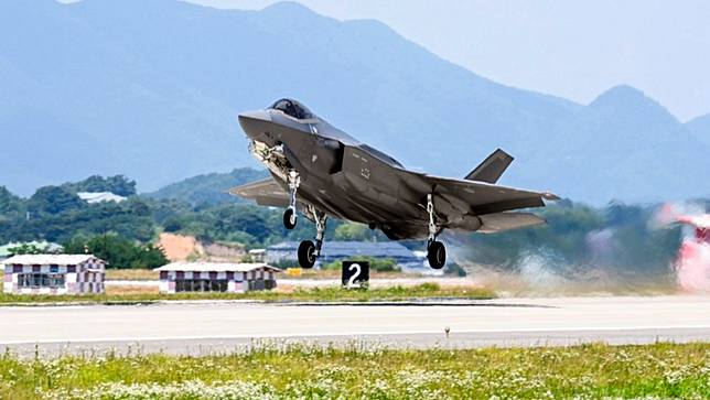 南韓空軍一架F-35A戰機自忠州空軍基地起飛。美聯社資料照片