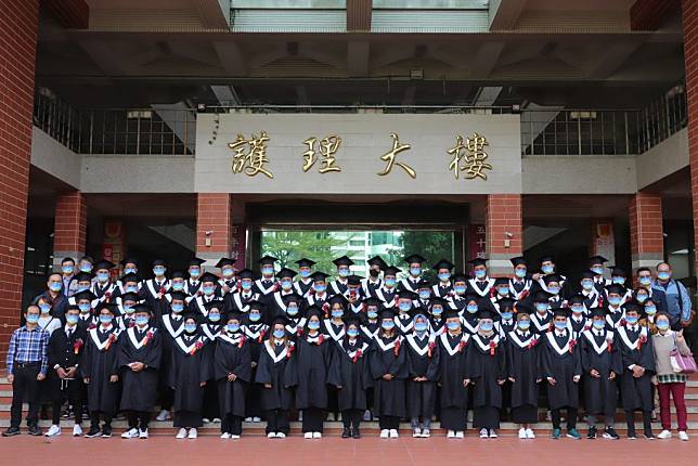 中華醫大第一屆新南向國際產學合作專班六十一位印尼生畢業合影留念。（記者張淑娟攝）