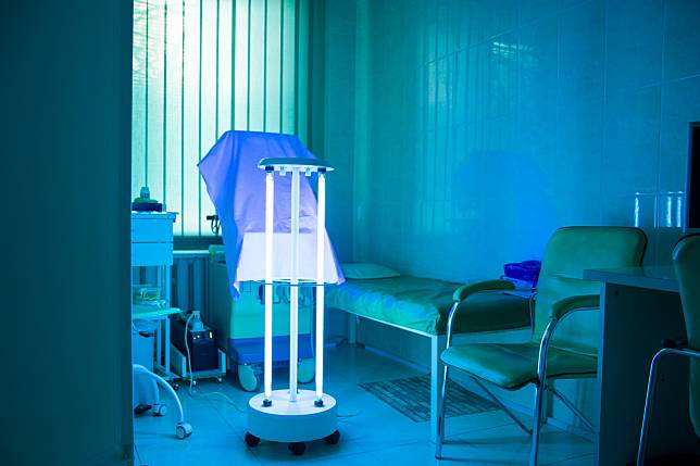 疫情當道，紫外線消毒燈成為防疫熱賣商品，但若是誤用可能造成人體損傷，不可不慎。（圖片來源：Getty）