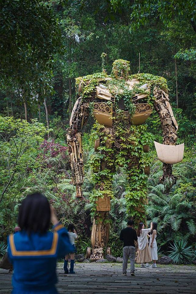 番禺大觀園內被植物所覆蓋的巨大機器人。（楊婉提供）