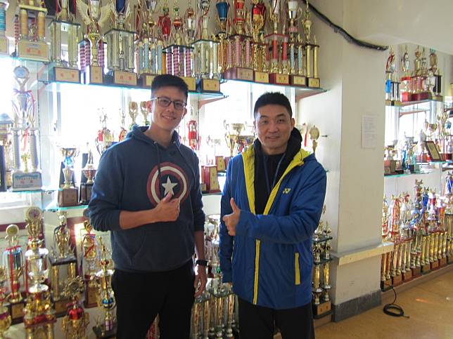 治平高中體育組長何威德（右）與籃球教練吳正賢，背後是運動獎盃牆。記者黃顯祐／攝影