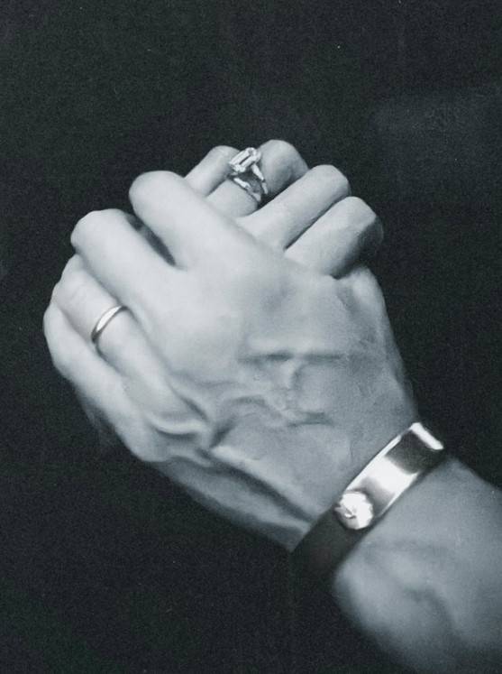 吳建豪曬出牽著另一半的黑白照片宣布再婚。翻攝vannesswu IG