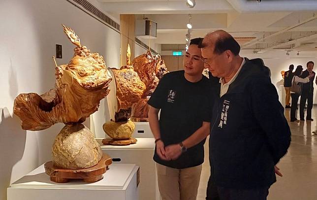 高雄市雕刻工會與勞工局推出「昱刀瘤形」特展。（記者許正雄翻攝）