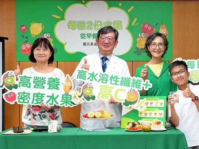 由左至右，董氏基金會許惠玉主任、中華民國兒童生長協會及台灣兒童糖尿病協會理事長羅福松醫師、董氏基金會陳淑麗終身義工。（圖片來源：董氏基金會提供）