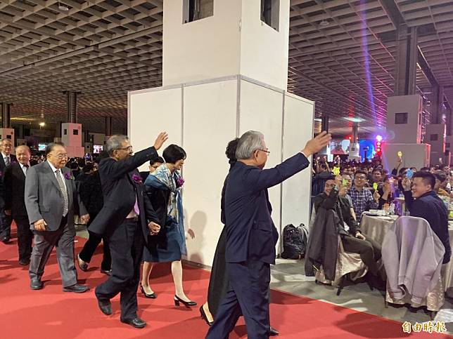 仁寶副董事長陳瑞聰(前排右２)牽著老婆的手一起進入旺年會的會場。(資料照)