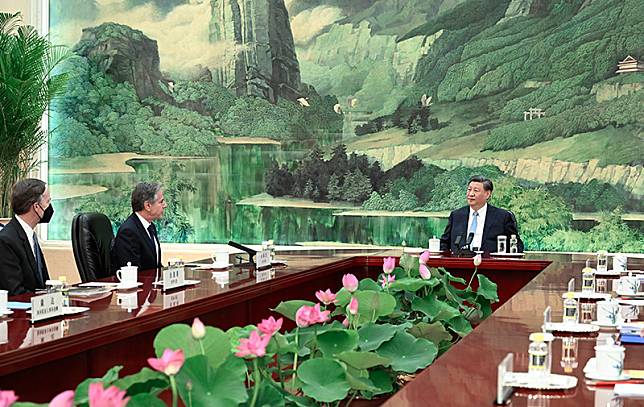 美國國務卿布林肯（左二起）終於見到中國國家主席習近平，但北京當局似乎刻意安排，形成習近平高高在上，布林肯「覲見」模樣。 圖：翻攝自中國政府網