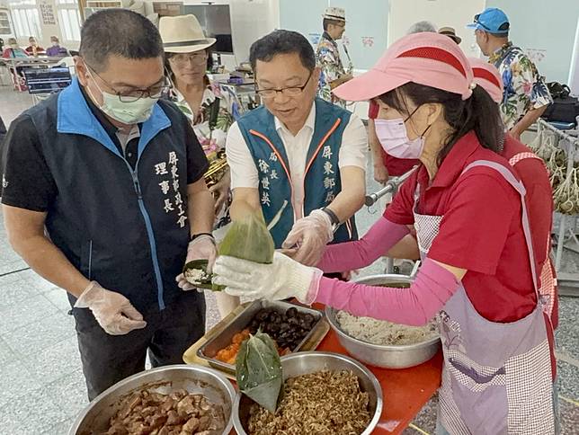 屏東郵局局長徐世英（中）領軍同仁陪，伴獨居長輩溫馨提早歡渡端午佳節。（屏東郵局提供）
