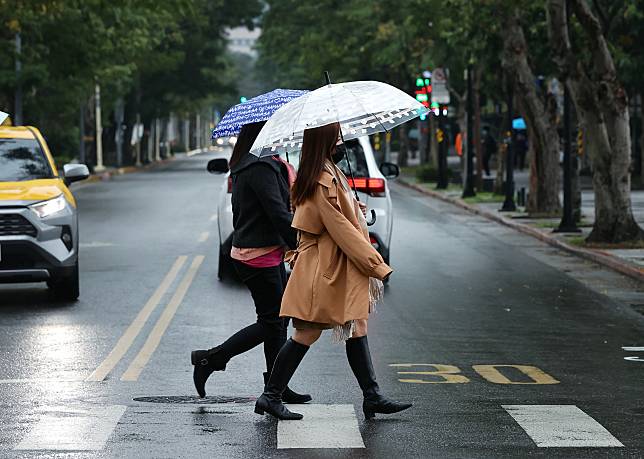 鋒面通過及東北季風增強，今天北部、東半部地區及馬祖有局部短暫雨，基隆北海岸、東北部地區及大台北山區有局部較大雨勢發生的機率。本報資料照片