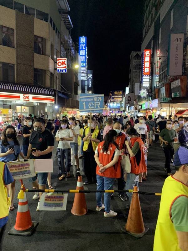 中秋節連續假期第3天，嘉義市文化路夜市20日晚間 湧入滿滿人潮，嘉義市政府人員在夜市各路口進行管 制及舉牌宣導，提醒民眾做好防疫措施。 （嘉義市政府提供） 中央社記者黃國芳傳真 110年9月20日  
