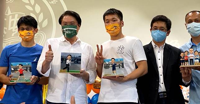 東京奧運中勇奪羽球男雙金牌的李洋與教練陳宏麟，十三日返回母校基隆高中受到英雄式的熱烈歡迎。（記者楊耀華攝）