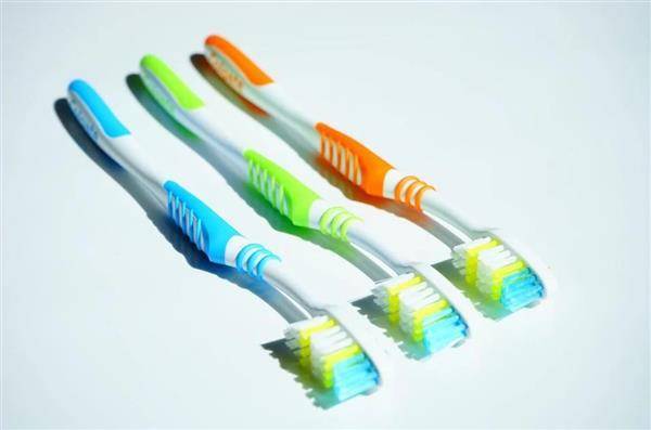 女老師潔西指「牙刷毛顏色」代表牙膏正確用量及位置。（圖片來源／Pixabay）