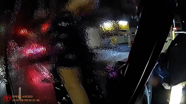 警方攔查莊男車輛時敏銳察覺車前放有裝著不明粉末的塑膠罐，當即質問是否為違禁藥物。(讀者提供)
